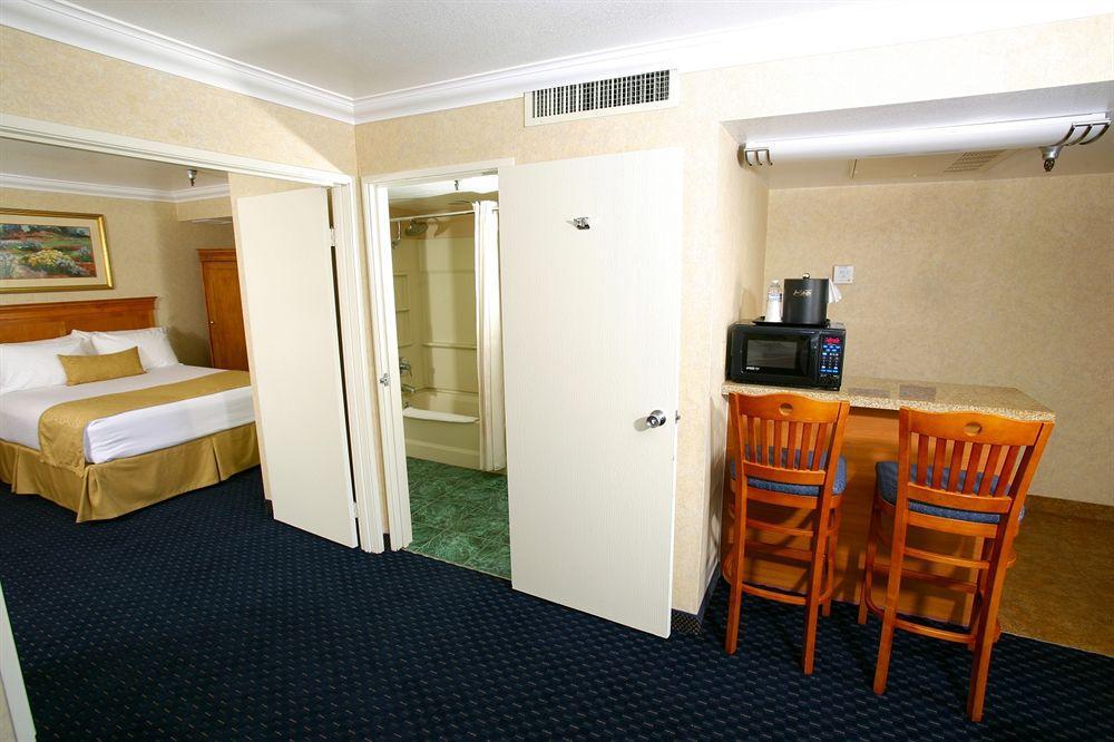 Hotel D'Lins Ontario Airport Экстерьер фото