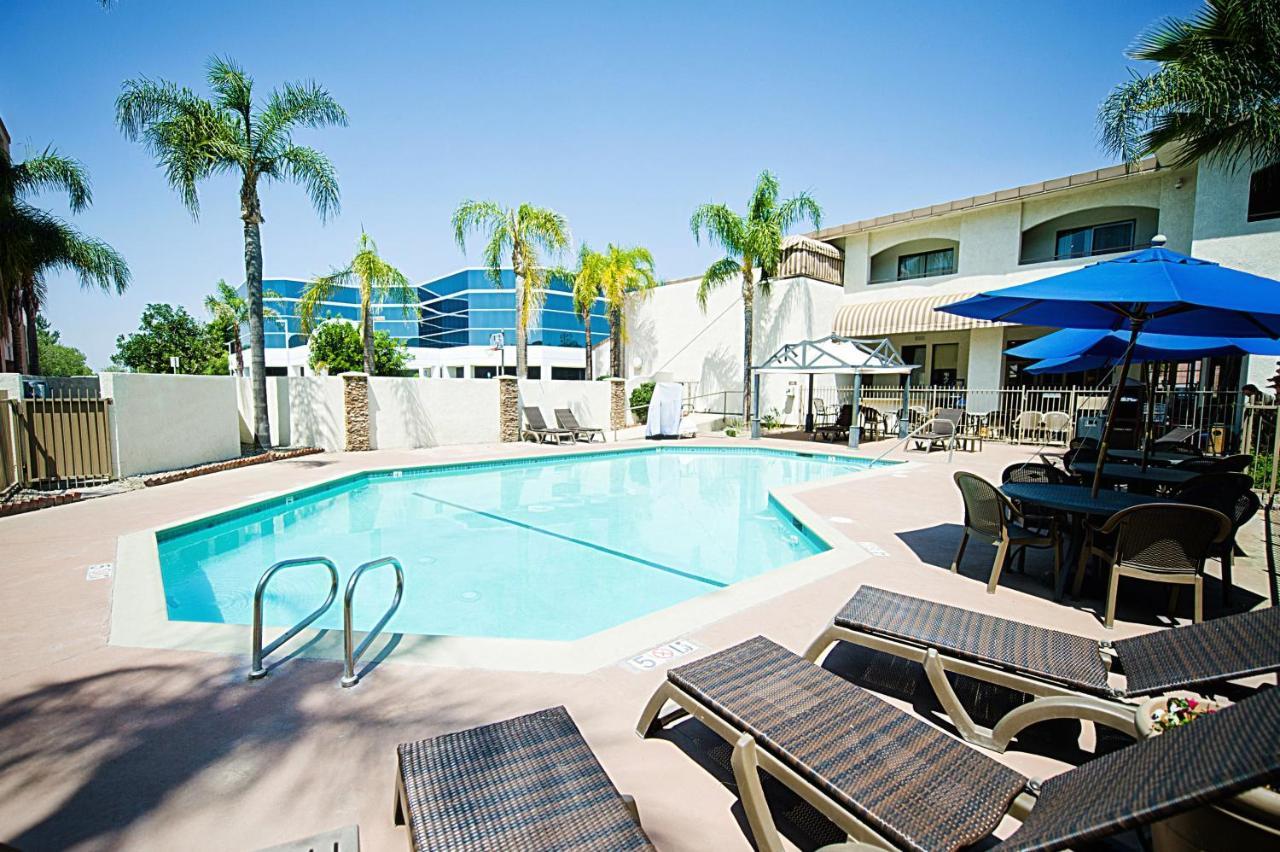 Hotel D'Lins Ontario Airport Экстерьер фото