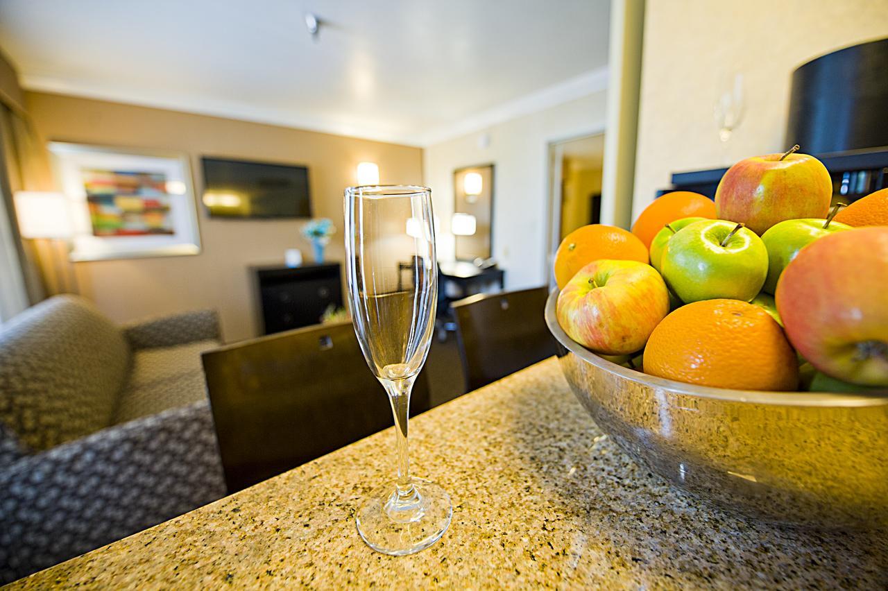 Hotel D'Lins Ontario Airport Экстерьер фото